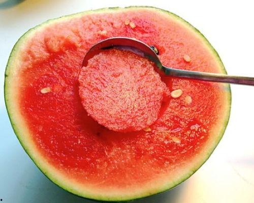 淋雨吃瓜图片,一场淋雨吃瓜的惬意时光