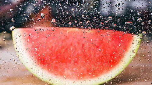 淋雨吃瓜图片,一场淋雨吃瓜的惬意时光