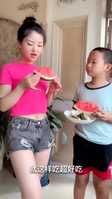 东北姐姐花样吃瓜,解锁夏日清凉新姿势