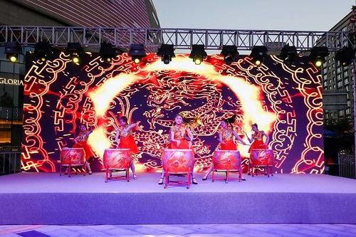 龙湖天街吃瓜,夏日吃瓜盛宴，畅享街头美食风情