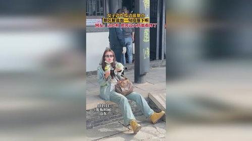 女子逛景区吃瓜,女子悠闲吃瓜，体验夏日休闲时光