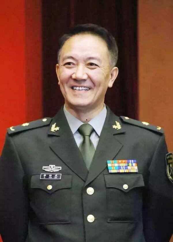 李幼斌吃哈密瓜,甜蜜瞬间定格