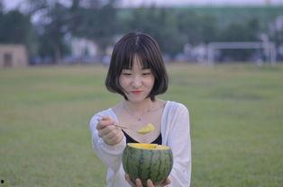 夏季吃瓜少女,青春别样甜