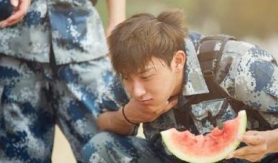 不同明星吃瓜图片,从吃瓜瞬间看娱乐圈幕后故事