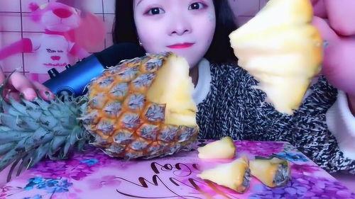 美女吃酸瓜,美女品尝酸瓜的美丽瞬间