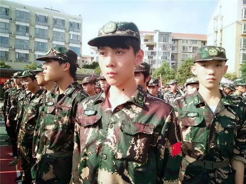 军训女生qq吃瓜,揭秘校园生活那些事儿”