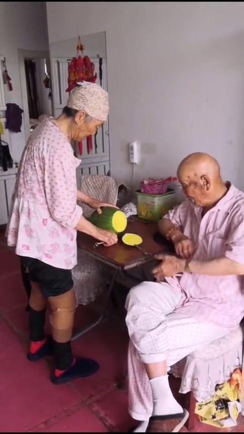 卧床老人可以吃瓜吗,卧床老人适宜食用瓜类水果的探讨