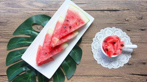 吃瓜吃冰块,吃瓜配冰块，清凉一夏！