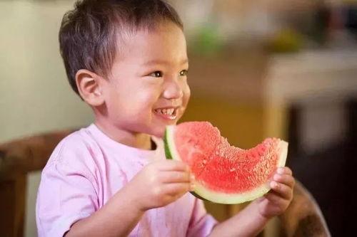 小孩吃瓜卡住,家长如何应对？